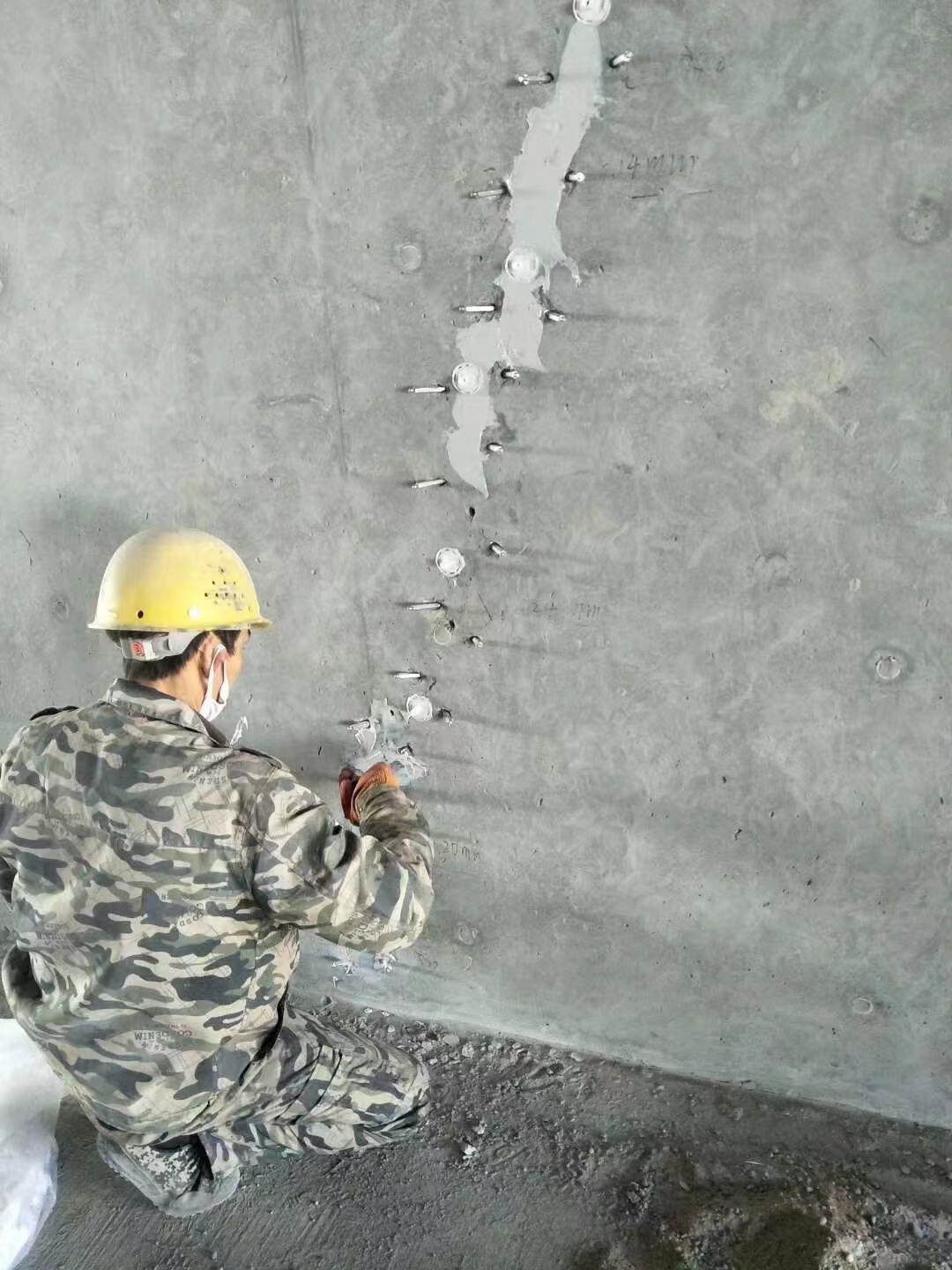 滦县混凝土楼板裂缝加固施工的方案