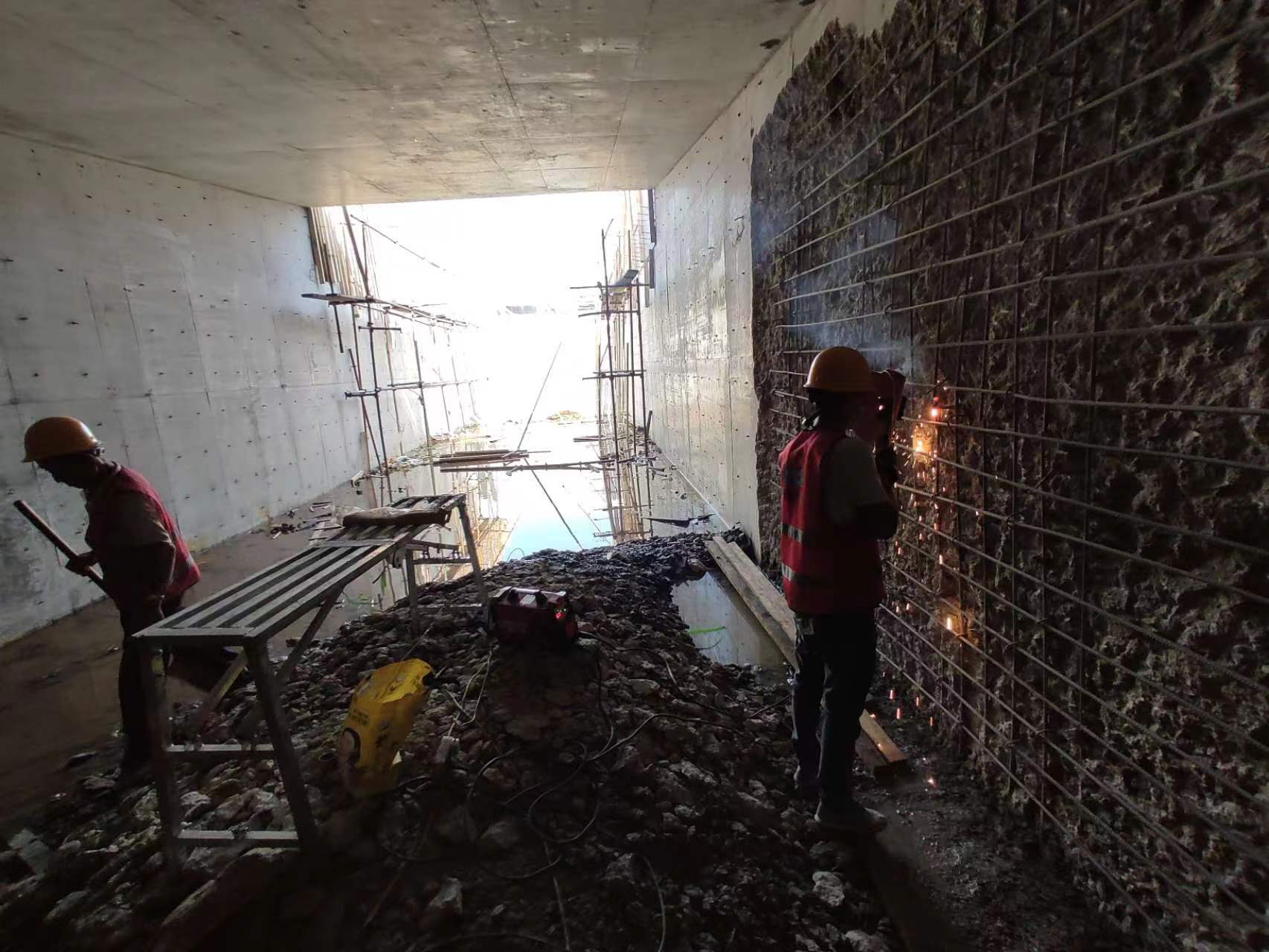 滦县挖断承重墙导致楼体开裂，加固施工方案出炉